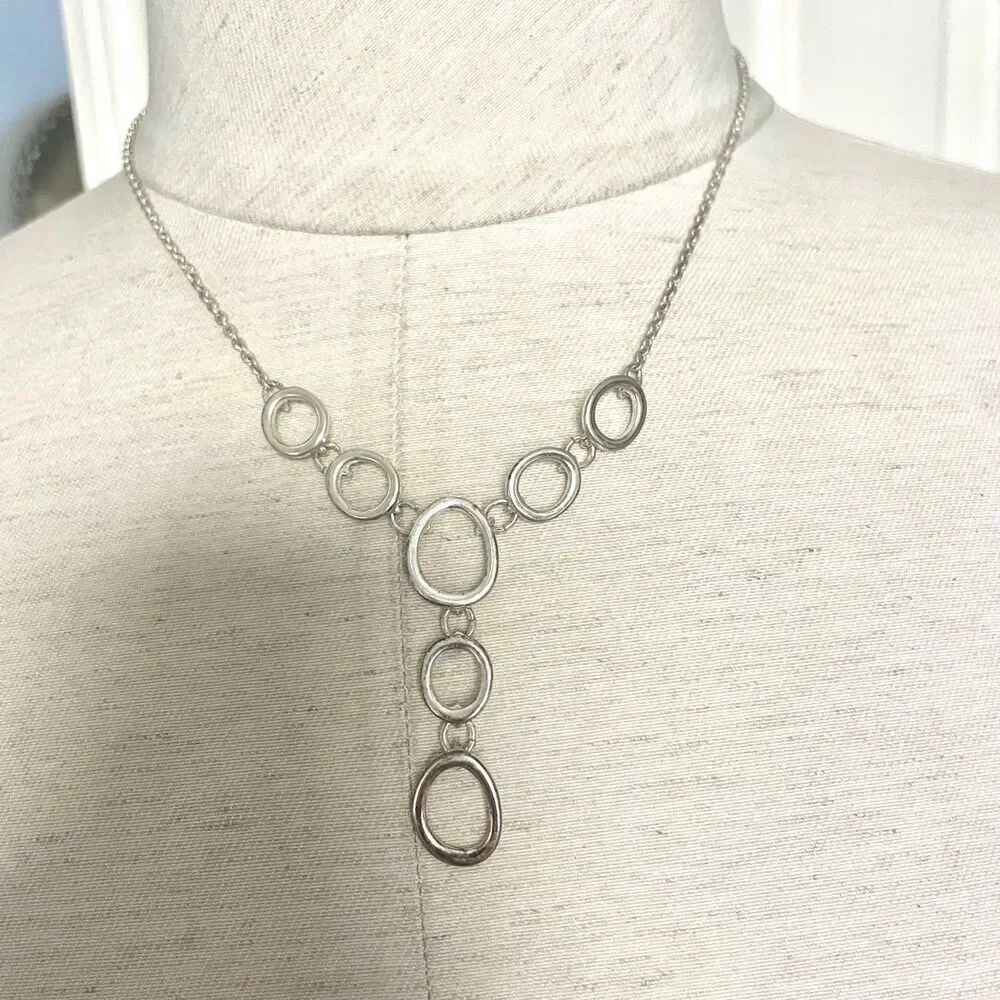 Avon SHB Silver tone circle pendant necklace